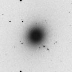 Nederlandse Samenvatting 9 FIGUUR 1 Drie verschillende types melkwegstelsel. De plaatjes zijn in negatief afgebeeld. Het linker plaatje laat het elliptische melkwegstelsel Messier 87 zien.
