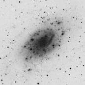 12 Nederlandse Samenvatting FIGUUR 3 Een HSB stelsel of een stelsel van type 1 (NGC 2403, linkerplaatje) en een LSB stelsel (UGC 128, rechterplaatje) of een stelsel van type 2 van dezelfde totale
