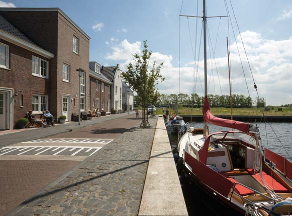 Spaarndam beschikt over diverse voorzieningen als winkels, basisscholen, jachthavens, restaurants en cafés.