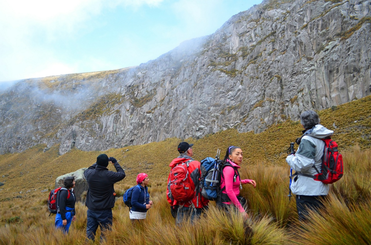 Onderweg maken we een mooie korte wandeling naar een uitzichtpunt op de Pailon de Diablo-waterval, oftewel de duivelsketel.