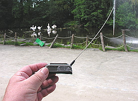 DE UBA EN "OOIEVAARS ZONDER GRENZEN" EDITIE 2006 Rik, ON7YD met de testopstelling in zijn shack Het zendertje (fabrikant North Star, USA) gebruik een kwartgolf antenne die bestaat uit een flexibele