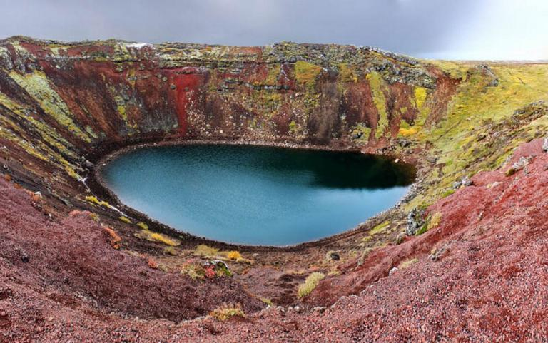 524435 Kerid Crater Kerið, is een 55 meter diepe vulkanische krater, ongeveer 3000 jaar oud. Het maakt deel uit van een groep van vulkanische heuvels Tjarnarhólar genoemd en wordt nu gevuld met water.