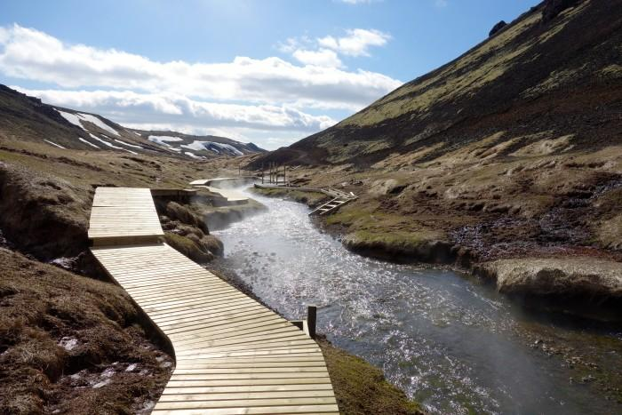 Reykjadalur hiking trail Reykjadalur is een prachtige vallei met een warme rivier doorheen loopt, waar u het hele jaar door kunt zwemmen.
