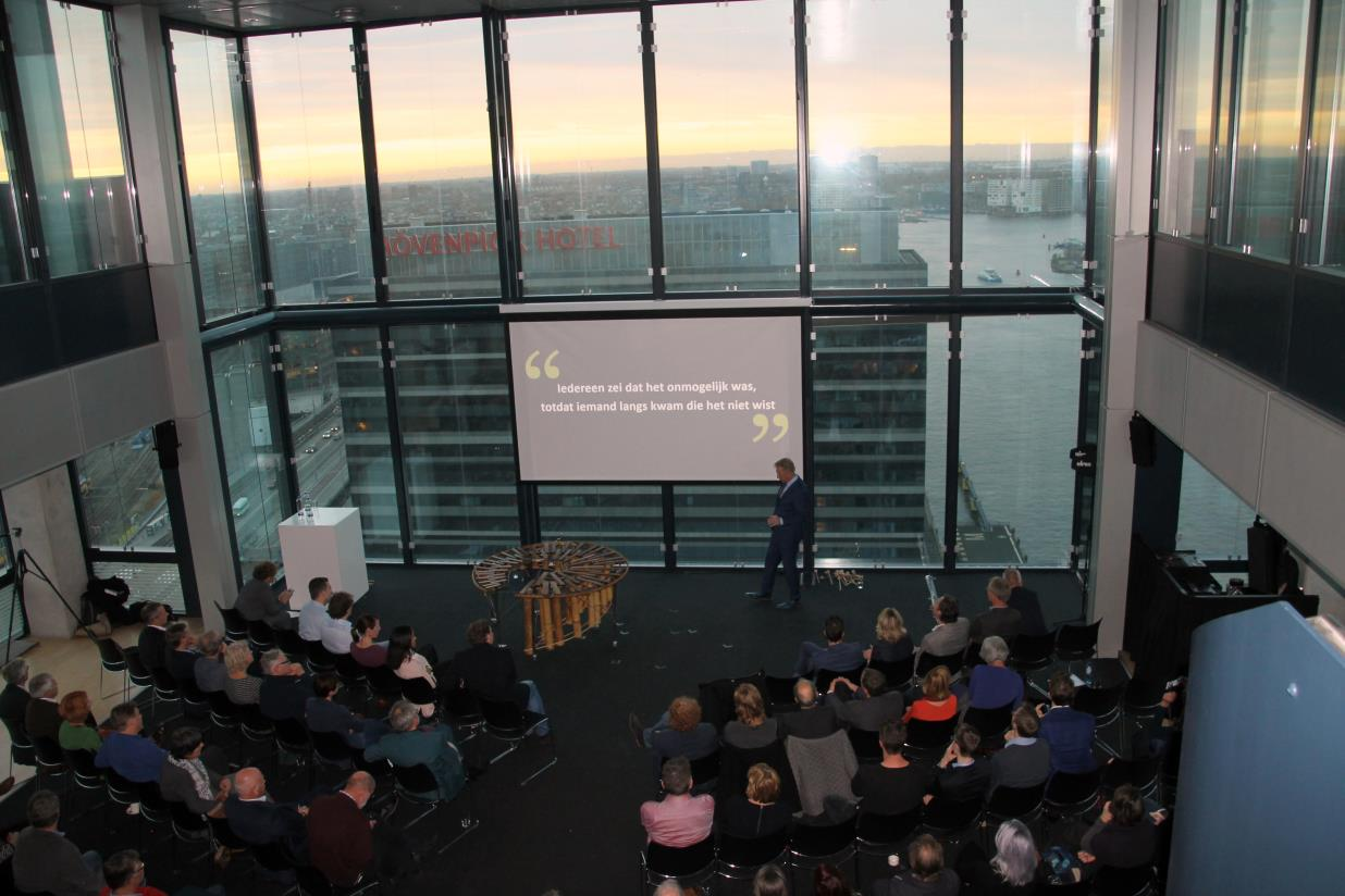 Rotmans ziet dat de praktijk weerbarstig is: de overheid probeert het wel, maar zodra het spannend wordt valt men weer terug in oude patronen.