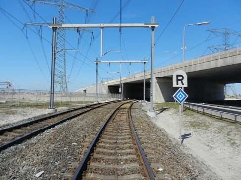 Op dit punt is de zichtafstand tot aan het viaduct circa 210 m. De snelheid van de HGK-trein was daar circa 29 km/uur. Foto ILT 26 mei 2012. Afbeelding 4.
