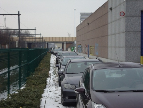 10.2 Overzicht maatregelen fietsnetwerk In het deelrapport Zachte Weggebruiker zijn de eisen aan het netwerk voor de fietsers omschreven. In de MOBER zijn enkel de maatregelen herhaald. 10.2.1 Externe fietsrelaties Om het fietsgebruik naar de site The Loop te stimuleren is het wenselijk om degelijke fietsroutes uit te bouwen vanuit de ruimere omgeving naar The Loop.