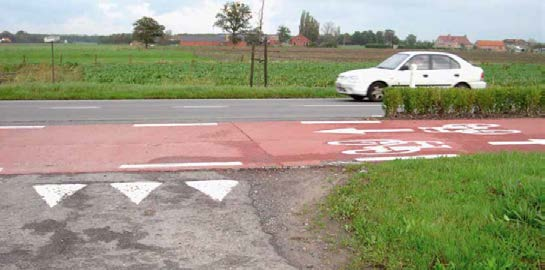 Foto 17: Voorbeeld Accenturen kruising dubbelrichtingsfietspad Veld 12 Over het dek van veld 12 loopt een fietsroute. Deze is aan de noordzijde van het dek voorzien.