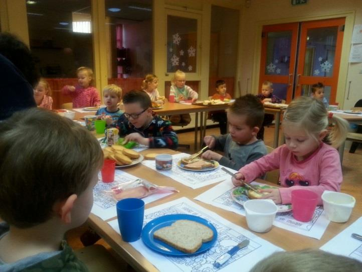 De kinderen mogen daarom door u bij de bibliotheek worden opgehaald. Kinderen die niet bij de bibliotheek worden opgehaald, zullen iets later op school zijn.