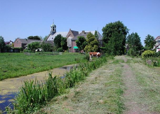 In het dorp verwijzen de Nederlands Hervormde - kerk, de oude openbare school en een paar boerderijen naar de oude kern van Waarder.