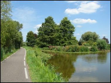 Reeuwijk-Brug ligt tussen Rijksweg A12 en de Reeuwijkse plassen. Reeuwijk Brug biedt veel voorzieningen op het gebied van toerisme: horeca, haventjes en een recreatiecomplex bij de plas Elfhoeven.