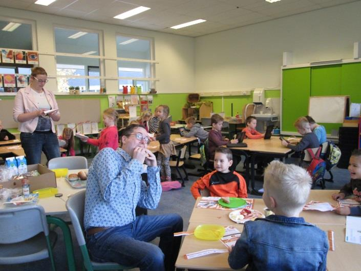 -------- GROEP 3 ------- 11 november; lekker samen ontbijten op school en aan het eind van de morgen met de lampion lopen voor sint Maarten.