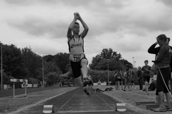 verder, terwijl Wiebe na 3,18m in het mulle zand landde! Senta en Chloë sprongen 2,55m en 3,01m ver en maakten er in de 100m een spannend duel van met 17.08 voor Senta en 16.68 voor Chloë.