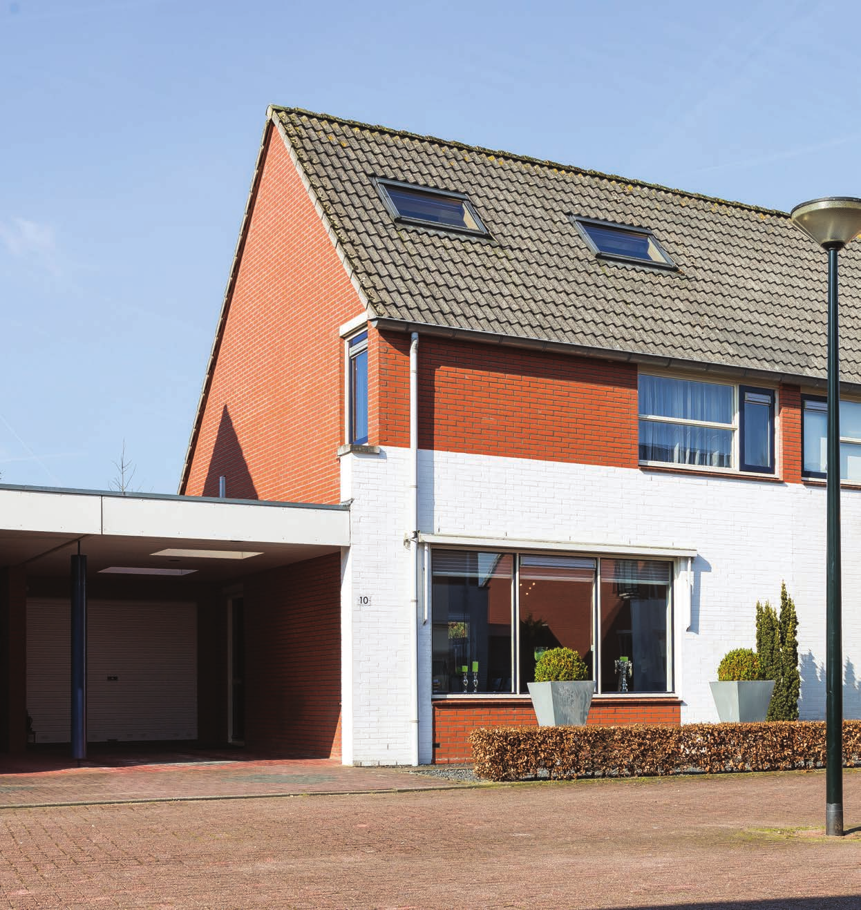 GOUWESTRAAT 10 GOUWESTRAAT 10 APELDOORN Uitgebouwd en modern uitgevoerd helft van dubbel woonhuis met