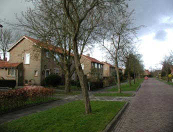 0 BEBOUWING ROND Foto s Gebiedskenmerken en criteria Algemene gebiedsintentie: Hh Re Iv Plaatsing Hoofdgebouwen staan overwegend in de rooilijn. Eenduidige straatwanden door halfgesloten.