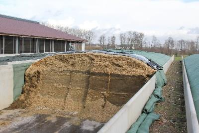 het landbouwplastic over uw ruwvoer. Arbeidsbesparend Na het inkuilen dekt u uw ruwvoer gemakkelijk af zonder grote fysieke inspanning. Ook het openen van uw kuil gaat een stuk gemakkelijker.