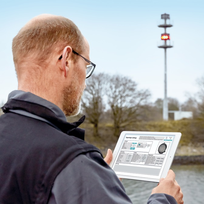 Oplossing In de sluis zijn twee nieuwe masten met de led-signaallamp 300 uitgerust, die het onderhoudspersoneel ondersteunt met statusen diagnose-informatie.