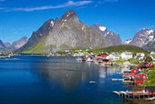 Na iedere bocht openbaart zich een spectaculair landschap met steile pieken, witte stranden, nauwe fjorden en kleurrijke vissersdorpen.