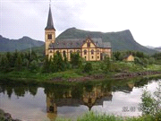 Ook is het de moeite waard om even te stoppen in Kabelvåg: een van de oudste plaatsen op de Lofoten. Het is de moeite waard om hier enige tijd door te brengen, waarbij o.a. de 100 jaar oude Lofoten kathedraal, het Lofoten Aquarium, het Lofoten Museum en het werk van de Noorse schilder Kaare Espolin bekeken kunnen worden.