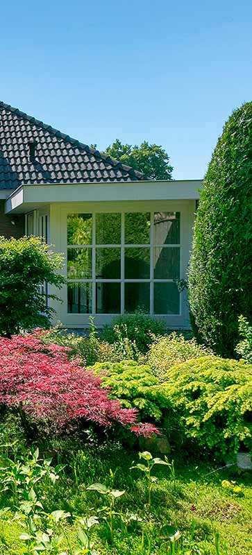 Riante villa in gewilde wijk! Vrijstaand wonen in de de wijk Hulst op een riant perceel. Deze villa van recente bouwperiode heeft een dubbele inpandige garage en vier slaapkamers (mogelijkheid 5).