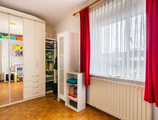 eerste verdieping met moderne badkamer De eerste verdieping heeft een afgesloten overloop, waardoor warmte van de begane grond niet snel naar boven trekt.