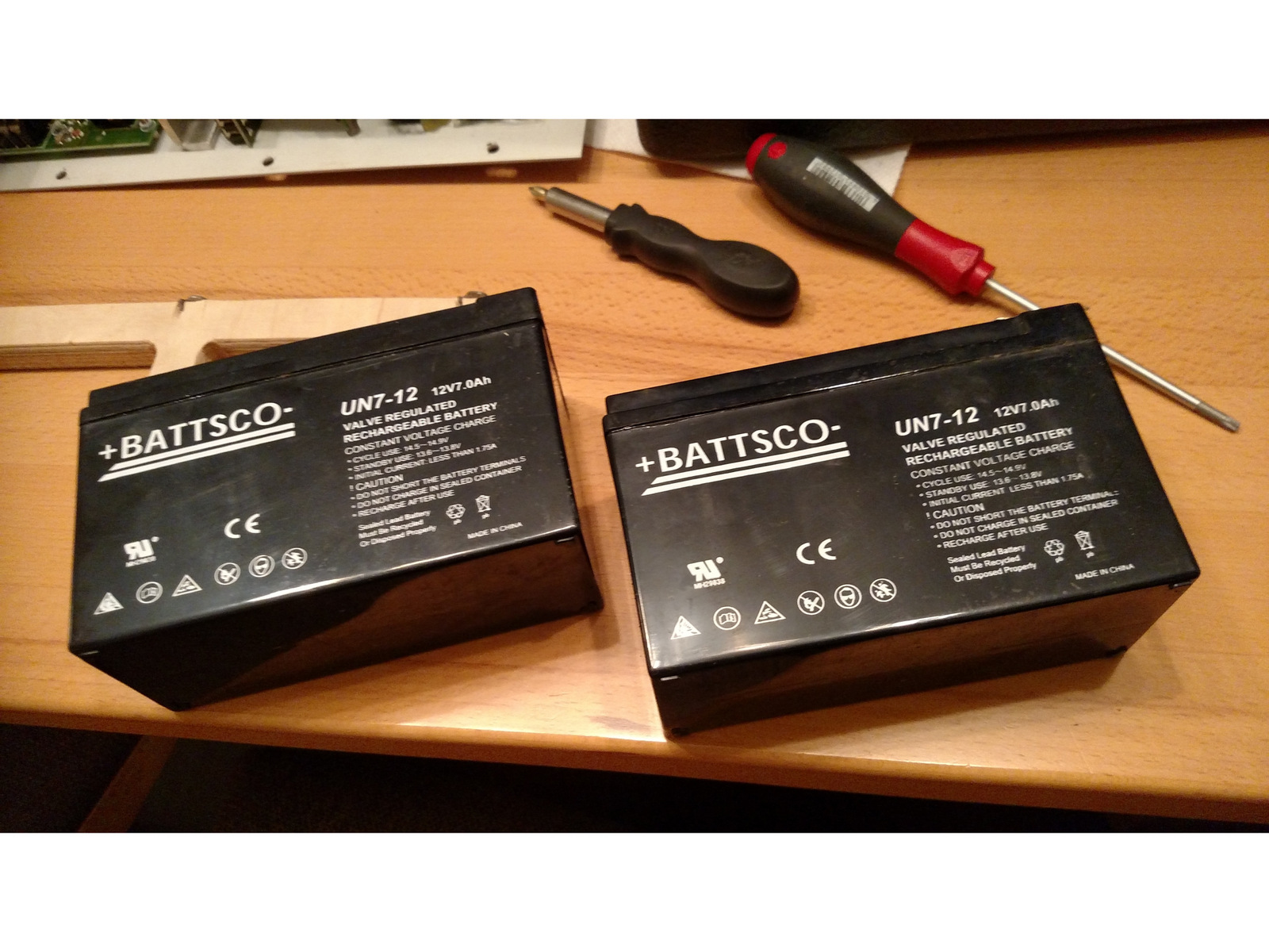 Stap 1 De batterijen - Battsco UN7-12 De batterijen die we nodig hebben als vervanging. Die vond ik in mijn geliefde AER, die ik een paar dagen geleden kocht gebruikt.