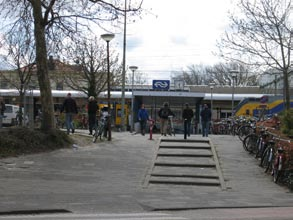 Door de verscheidenheid aan functies wordt de omgeving gekarakteriseerd door een groot verschil in bouwmassa en hoogte van gebouwen.