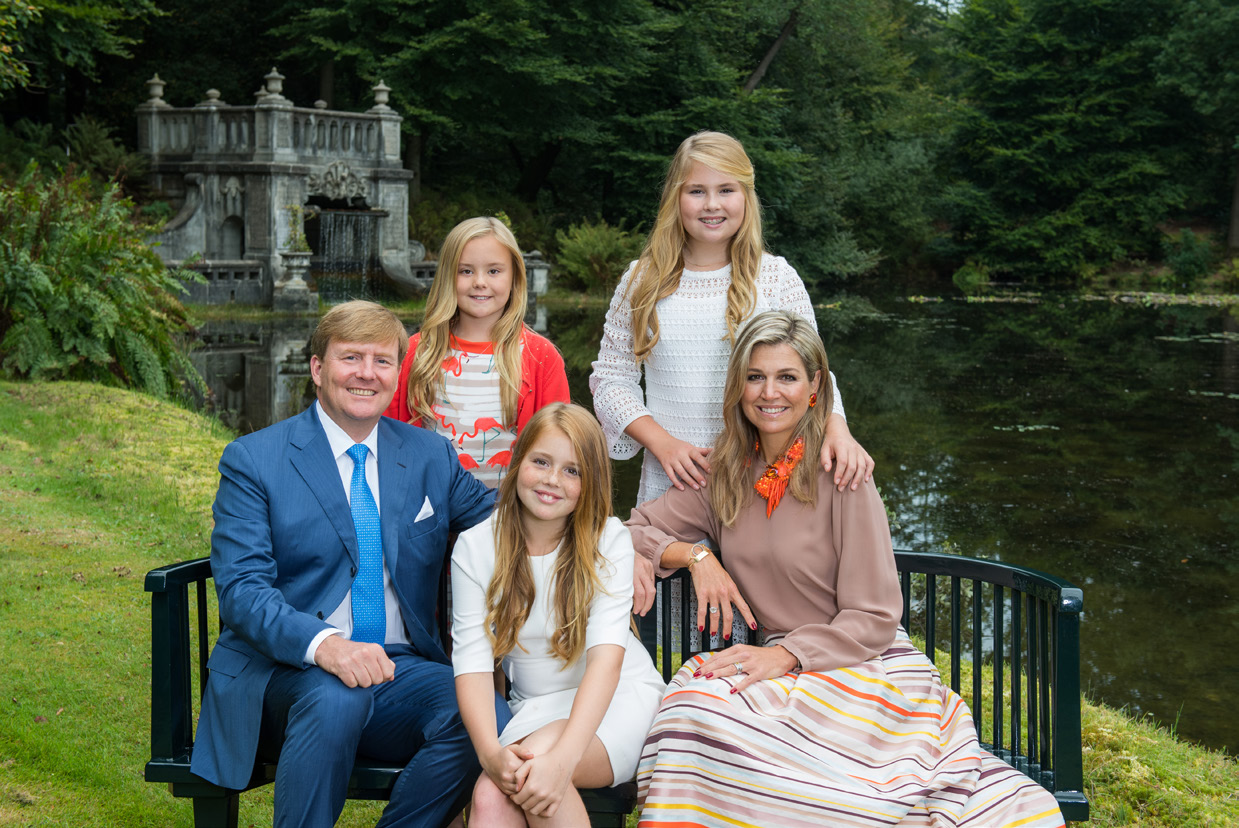 1 NEDERLAND IS EEN MONARCHIE 1 DE KONINKLIJKE FAMILIE A Het staatshoofd van Nederland is de koning. Hieronder ziet u een foto van het gezin van de koning.