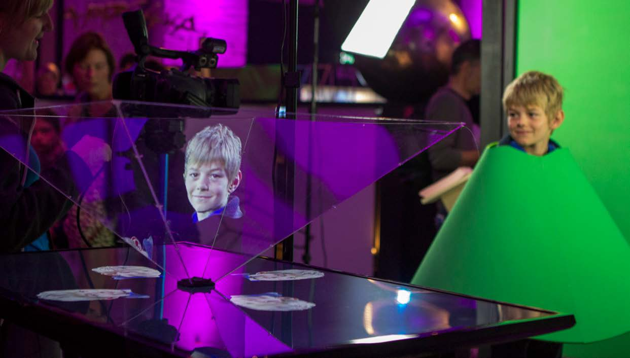 INTERACTIEVE MEDIAWORKSHOPS HOLOGRAM PIRAMIDE EEN HOLOGRAM IS EEN DIGITALE 3D-PROJECTIE IN DE LUCHT. EN JIJ GAAT ER ZELF ÉÉN MAKEN.