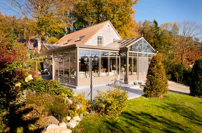 Deze verandaconstructie sluit aan bij een pergola. De pergola is bereikbaar vanuit de veranda, maar ook vanuit de living. Het gaat ditmaal om een eetkamer, een salon en een overdekt terras.