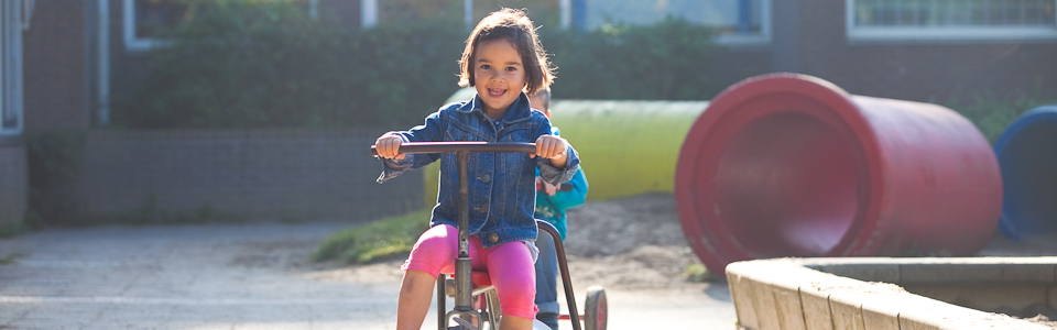 8.3: Schooltijden en continurooster De overheid bepaalt hoeveel uren de leerlingen per jaar tenminste naar school moeten. Voor jonge kinderen zijn dat er minder dan voor oudere kinderen.