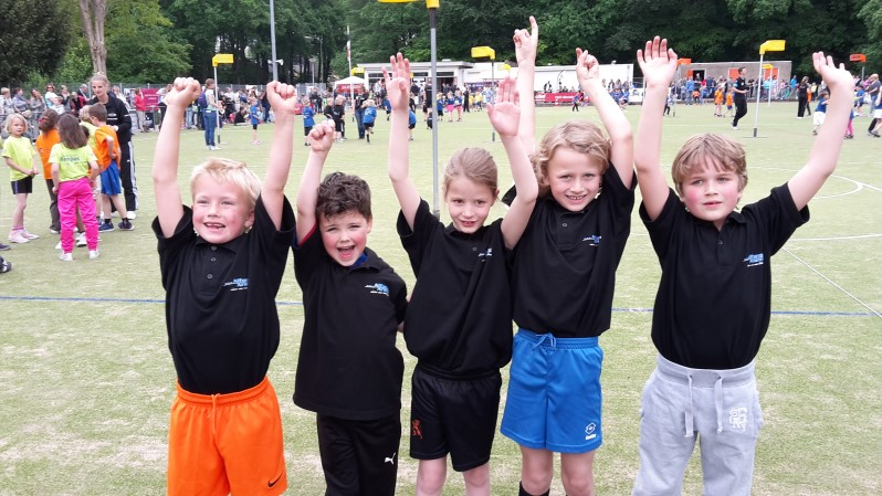 00 uur Op het plein van de bovenbouw Zingen en dansen voor de opbouw van scholen in Oeganda. Heeft u ook een donatie over voor deze kinderen?