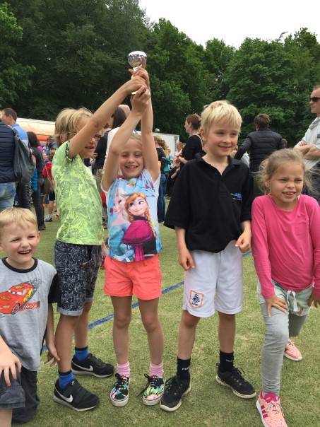 We zien u graag! Kinderen van de bovenbouw gaan met de pet rond om zoveel mogelijk geld op te halen voor de kinderen uit Oeganda.