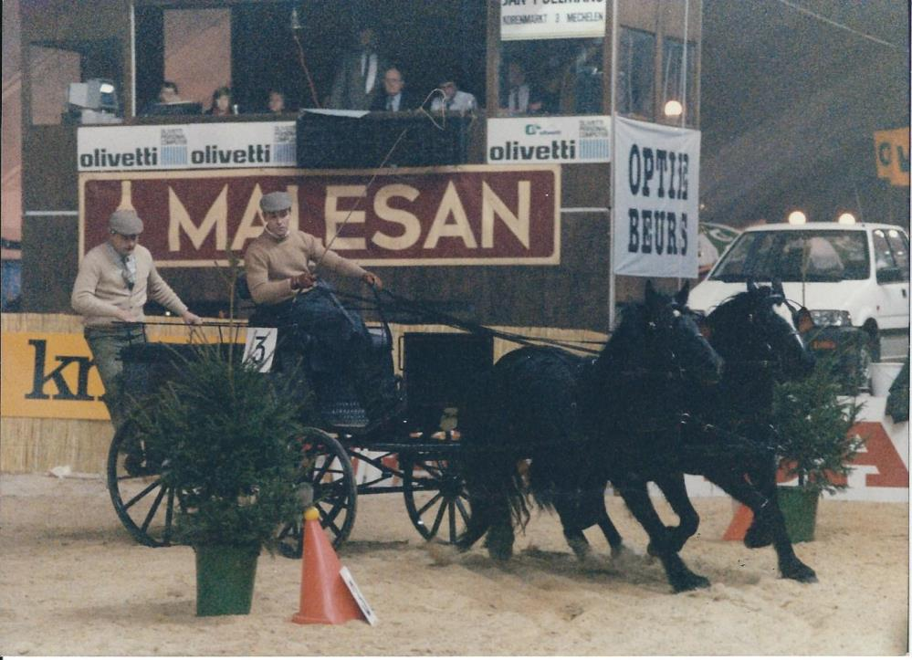 20-12-1985 De schatbewaarder aan het roer en de voorzitter