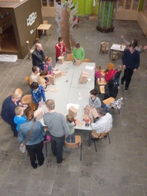 Het IVN Zeewolde werkte hieraan mee door ouders en kinderen op zondag 16 februari 2014 te helpen om een nestkastje