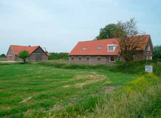 Voormalige wagenberging, rundveestal en recreatieve ruimte Dit gebouw is gebouwd van steens muren en heeft een pannen dak.