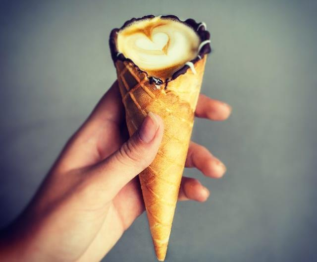 Instagram trend: koffie in een ijshoorntje! Product / social media Latte art tot in perfectie! Cappuccino geserveerd in een ijshoorntje!