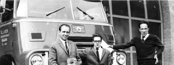 De eerste nieuwe vrachtwagen wordt afgeleverd aan Gerrit Eek (ca. 1964). V.l.n.r. Kees met zoon Rob, Nico Wolters en Gerrit Eek. pomp altijd gesloten. Er hing ook een bordje met gesloten op.