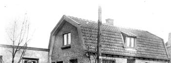 Foto ca. 1928 toen op de plaats van de garage nog de concertzaal van muziekvereniging de Eendracht was. Op voorgrond Sientje Mol.