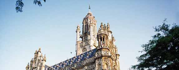 Herbestemming in Zeeland Stadhuis te Middelburg (foto: Roosevelt Academy) De komst van de eerste Zeeuwse universiteit begin deze eeuw valt mooi samen met de verhuizing van het gemeentelijk apparaat