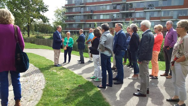 Een andere groep loopt door Vlaardinger-Ambacht, en krijgt daarbij uitleg van Jan Anderson.