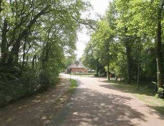 licht verspringende gevel rooilijnen, kappen en lage gootlijnen, nokrichtingen evenwijdig