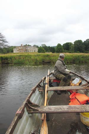 De meren zijn op sommige plekken vanaf de oever te bevissen, maar er is voor de gasten een stabiele Ierse visboot beschikbaar die ook nog eens voorzien is van een elektromotor.