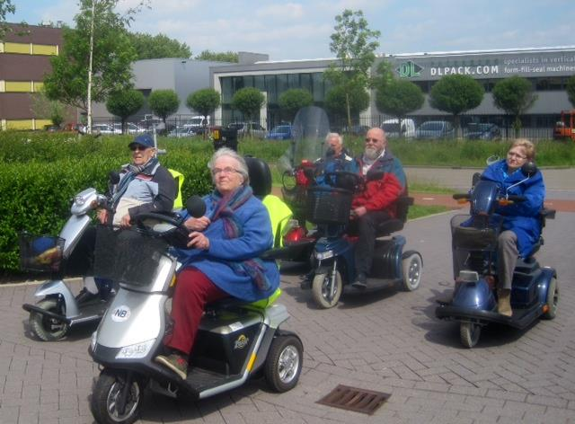 Een toertocht met de scootmobiel in Drimmelen Op maandag 1 juni hebben we met 5 scootmobiels en 2 fietsen 17 kilometer gereden.