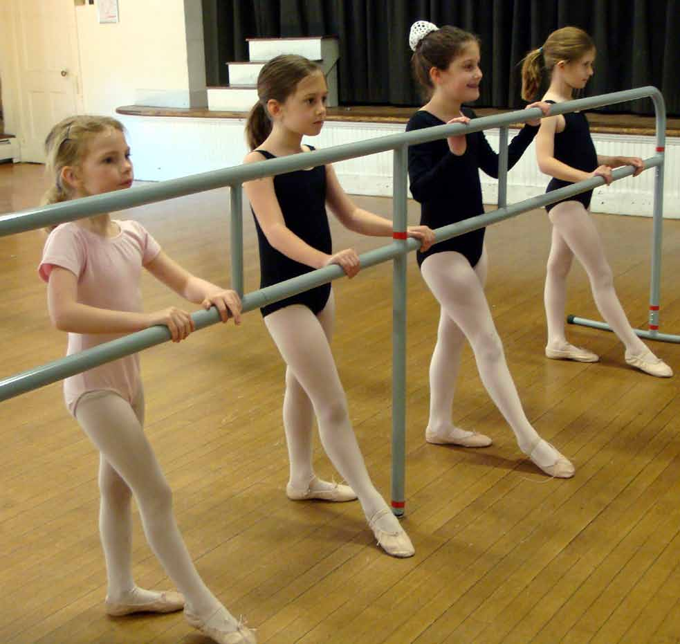 BALLET Bij ballet wordt op een speelse manier begonnen met het aanleren van de basisposities en de specifieke bewegingen van het klassieke ballet.
