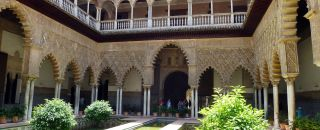 .. Visite guidée de Séville et du Palais de l'alcazar Départ en autocar pour l excursion à Séville.