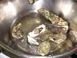 bouillon 18 kleine oesters 1 eetlepel gehakte peterselie 3 sjalotten 3 teentjes look ½ pot zalmeitjes Bereiding Maak de