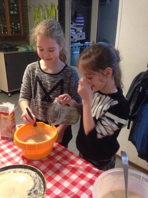 De kinderen mochten zelf water afmeten, roeren en een glad beslag maken, alvorens ze zelf de pannenkoeken gingen bakken. Dat ging ze goed af.