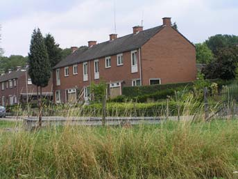 Aan zowel de oostelijke als de westelijke zijde van de Eyserbeek is een zone aanwezig die wordt gekenmerkt door een ruime opzet en veel groen.