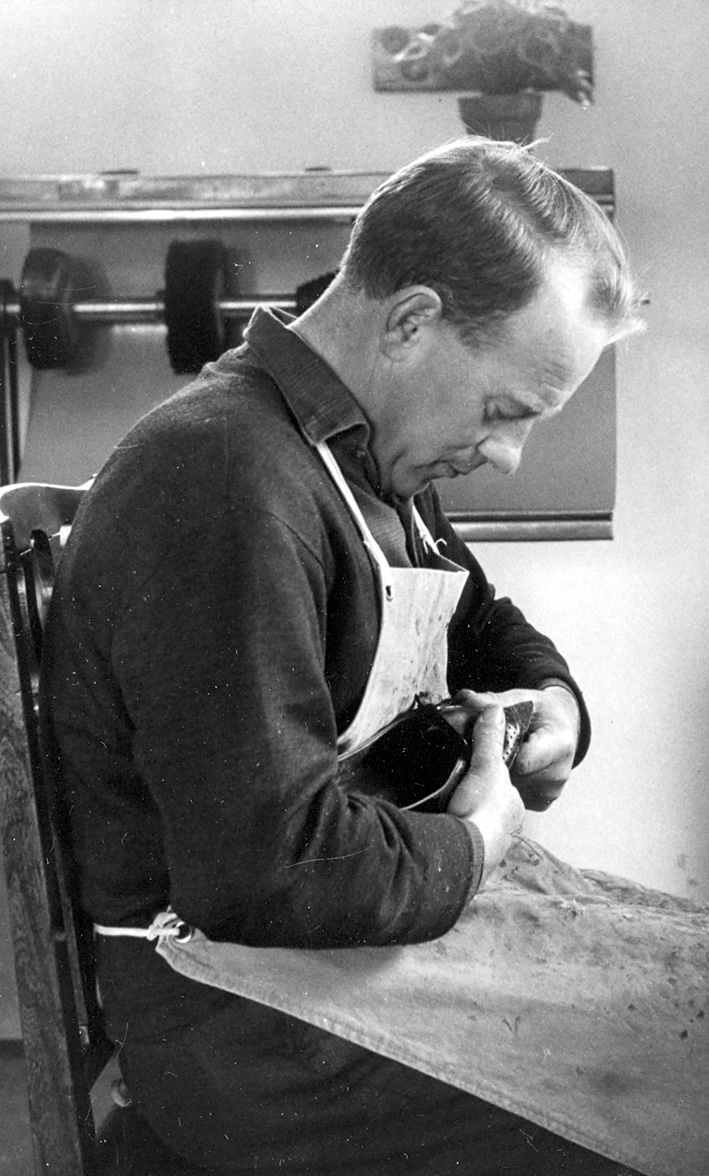Toon Koppen (1924-2001), de schoenmaker, vormde een tweeling met zijn broertje Piet. Bidprentje van o.a. Petrus Antonie (Piet) Koppen, die samen met zijn broer Toon, de latere schoenmaker, een tweeling vormde.