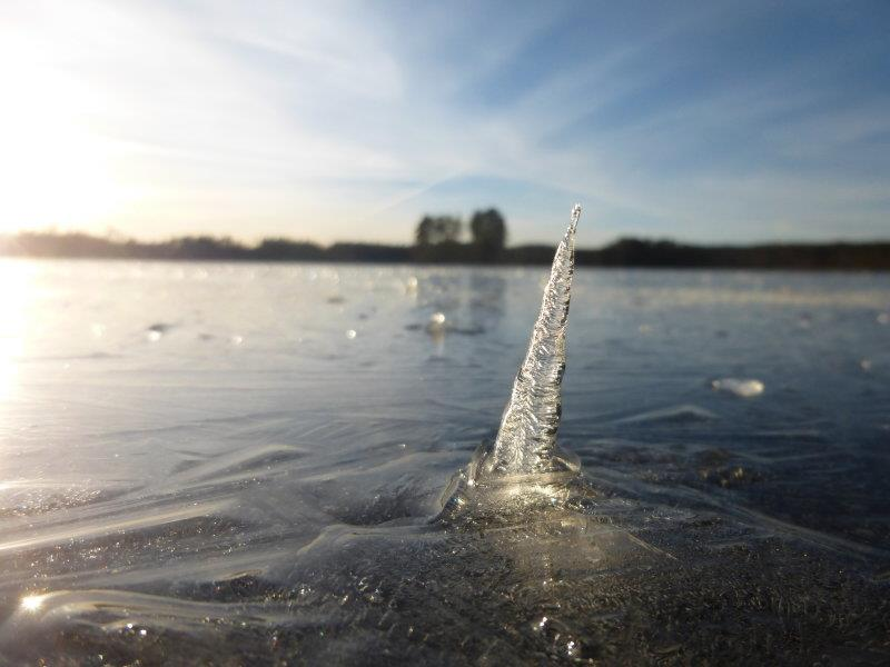 Vraag 13 Het is herfst en de eerste kou valt in. De matige wind is noord-oost. Welke baaien van dit meer vriezen het eerste dicht?